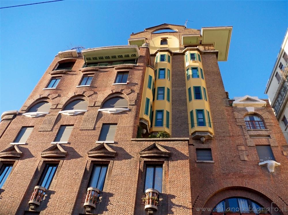 Milano - Facciata di Palazzo Fidia